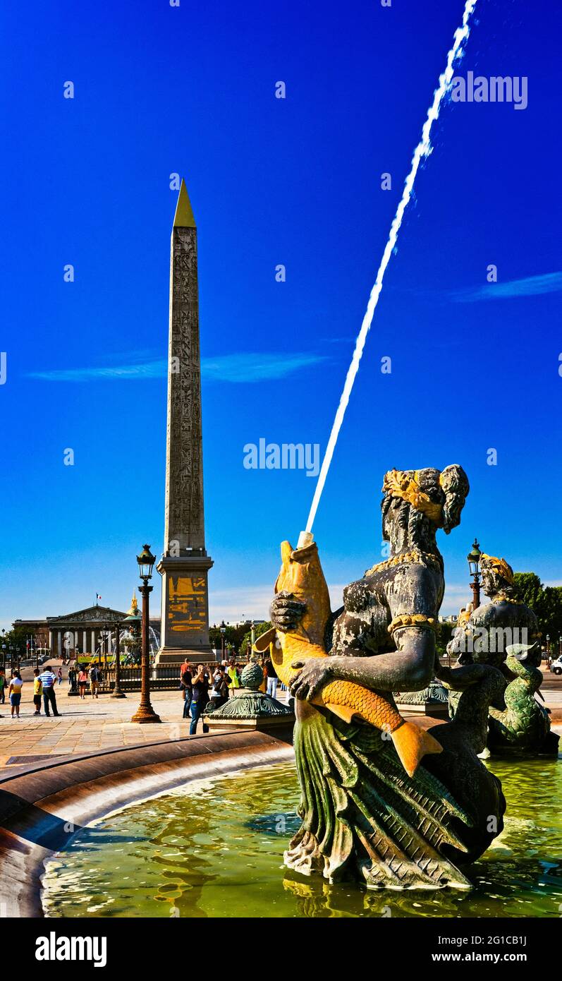 FONTAINE DES FLUVES AUF DEM CONCORDE-PLATZ MIT OBELISK, NATIONALVERSAMMLUNG, PARIS, FRANKREICH Stockfoto