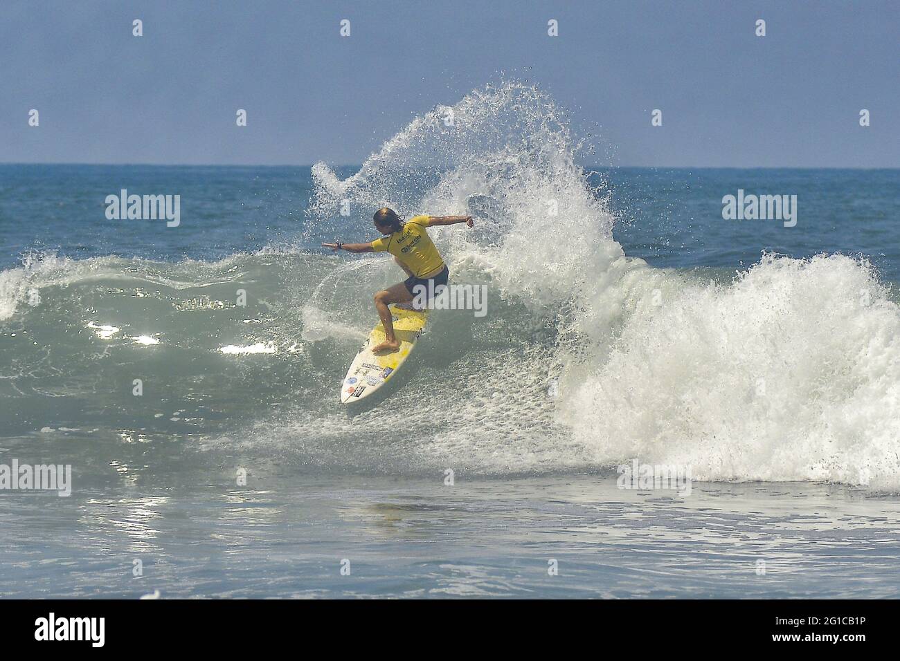 Tamanique, El Salvador. Juni 2021. Die australische Surferin Sally Fitzgibbons spielt im Finale der Frauen einen Trick. In El Salvador finden die ISA World Surfing Games statt, bei denen die Gewinner Eintrittskarten für die Olympischen Spiele in Tokio erhalten. Kredit: SOPA Images Limited/Alamy Live Nachrichten Stockfoto
