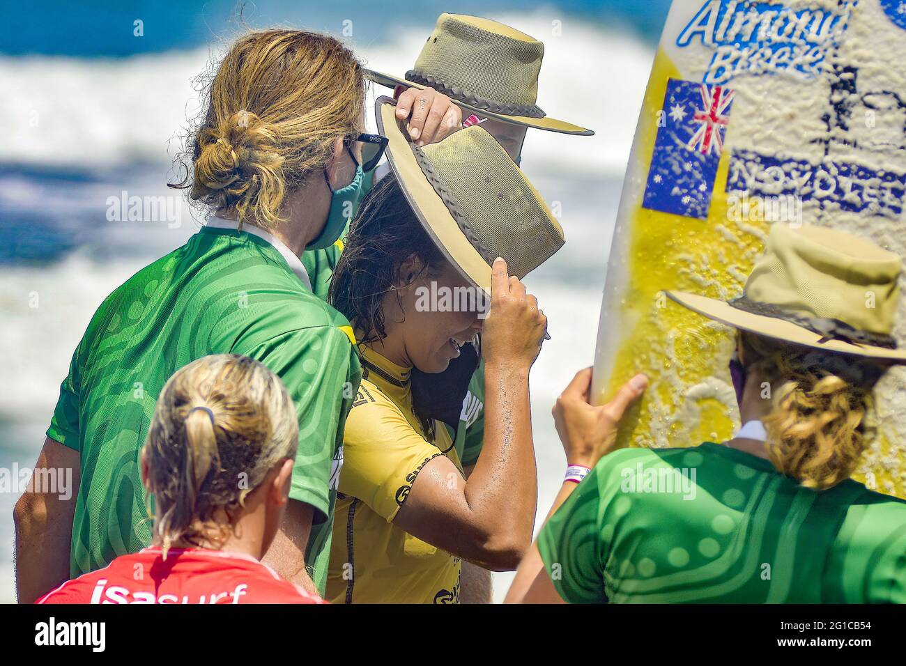 Tamanique, El Salvador. Juni 2021. Die australische Surferin Sally Fitzgibbons (M) feiert nach dem Finale der Frauen. In El Salvador finden die ISA World Surfing Games statt, bei denen die Gewinner Eintrittskarten für die Olympischen Spiele in Tokio erhalten. (Foto von Camilo Freedman/SOPA Images/Sipa USA) Quelle: SIPA USA/Alamy Live News Stockfoto