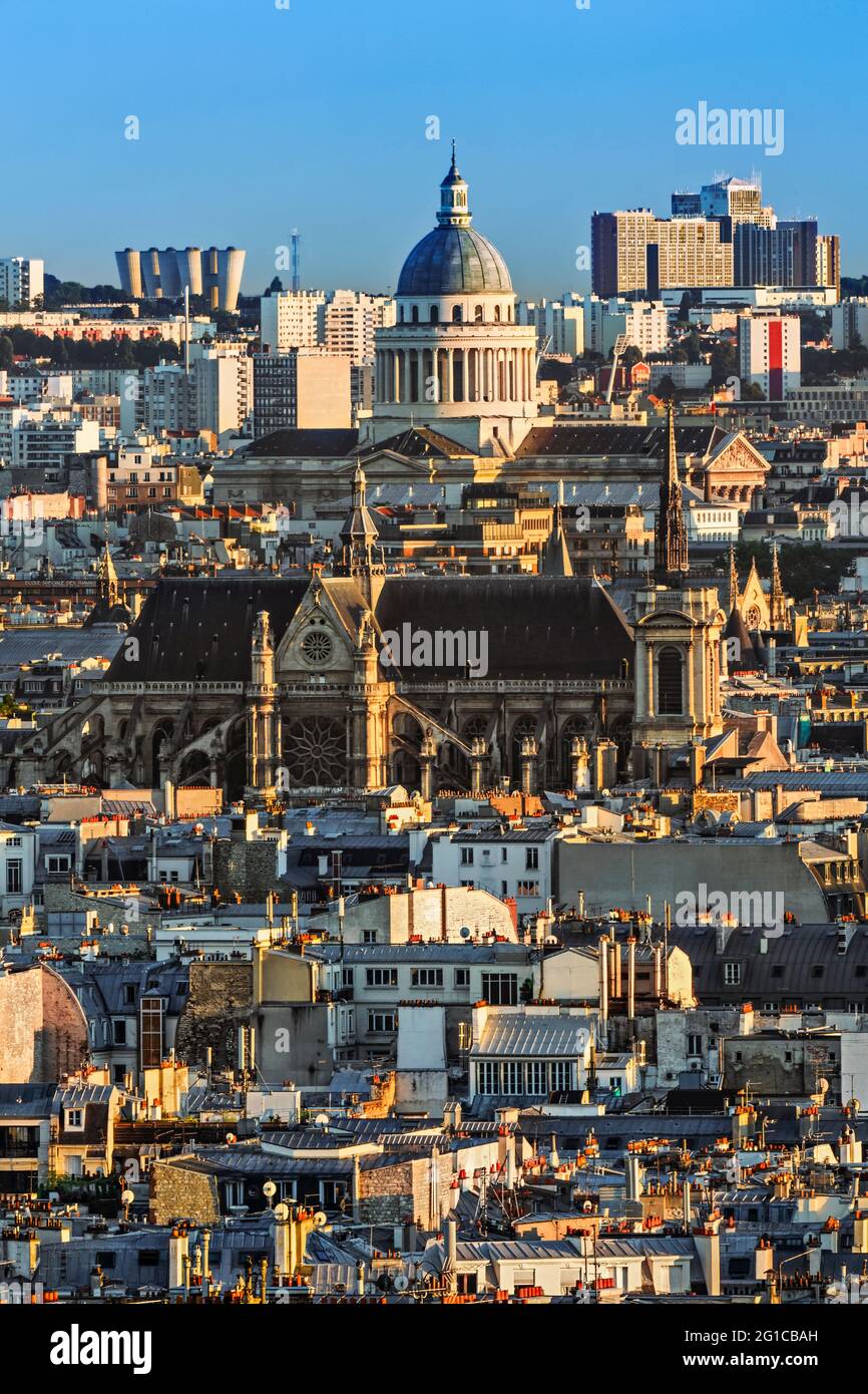 KIRCHE SAINT-EUSTACHE UND PANTHEON IN DER ABENDDÄMMERUNG IN PARIS, FRANKREICH Stockfoto