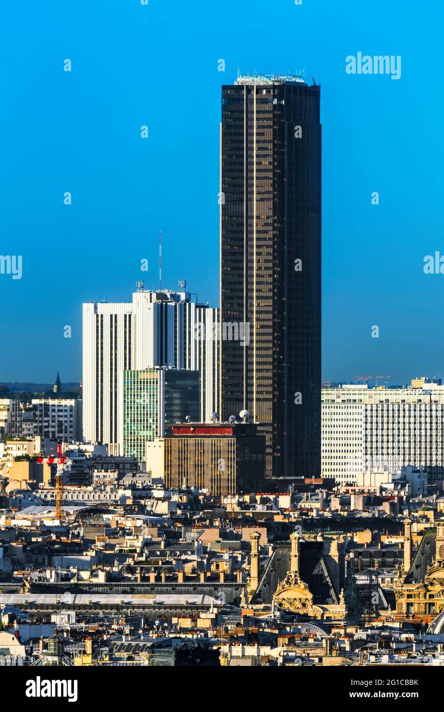 PANORAMABLICK AUF DIE DÄCHER VON PARIS, MONTPARNASSE-TURM BEI SONNENAUFGANG, FRANKREICH Stockfoto