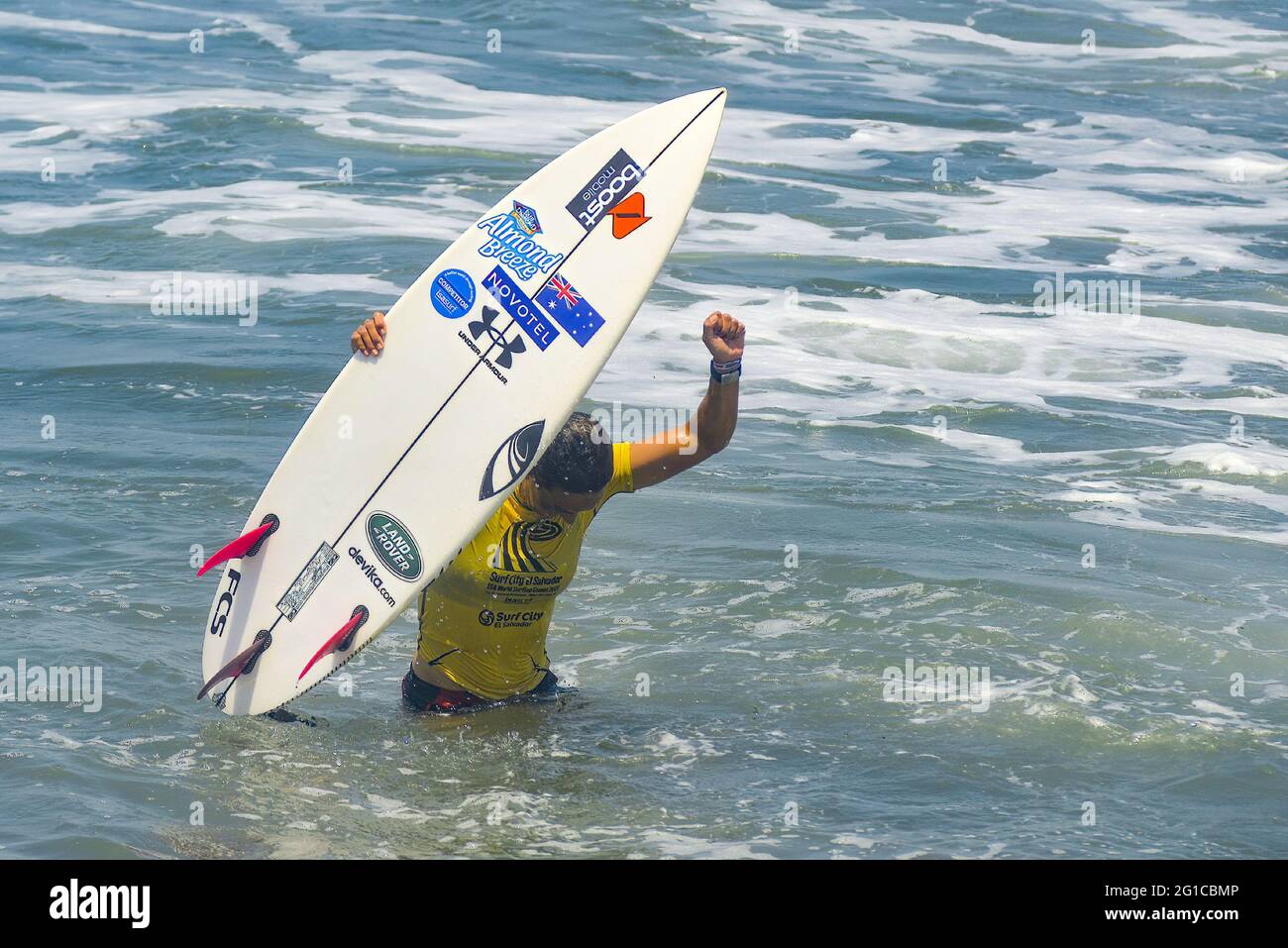 Tamanique, El Salvador. Juni 2021. Die australische Surferin Sally Fitzgibbons feiert nach dem Finale der Frauen. In El Salvador finden die ISA World Surfing Games statt, bei denen die Gewinner Eintrittskarten für die Olympischen Spiele in Tokio erhalten. Kredit: SOPA Images Limited/Alamy Live Nachrichten Stockfoto