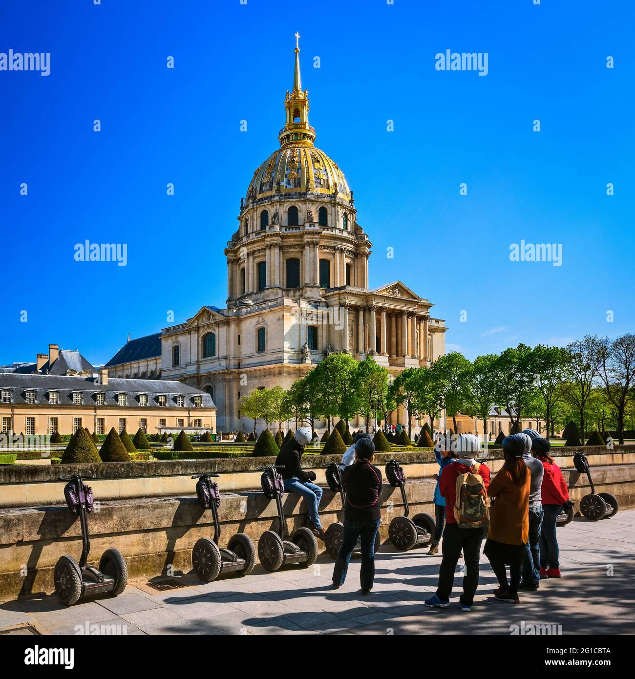 SAINT-LOUIS KATHEDRALE VON INVALIDES. TOURISTEN, DIE PARIS MIT DEM 'GYROPODES SEGWAY', FRANKREICH, BESUCHEN Stockfoto