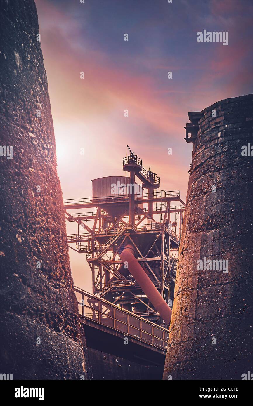 Ironworks im Ruhrgebiet bei dramatischem Wetter. Stahlwerk, Zeche und Hochofen im Ruhrpott in der Abendsonne im Landschaftspark Stockfoto