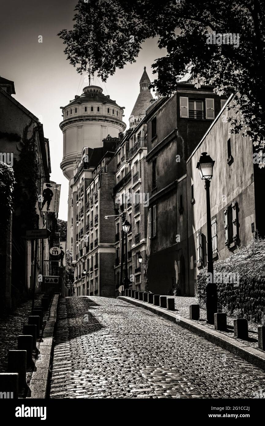 BLICK AUF DIE CORTOT-STRASSE MIT DEM MONTMARTRE-MUSEUM, WO DER MALER AUGUSTE RENOIR LEBTE, SACRE-COEUR-BASILIKA, PARIS, FRANKREICH Stockfoto