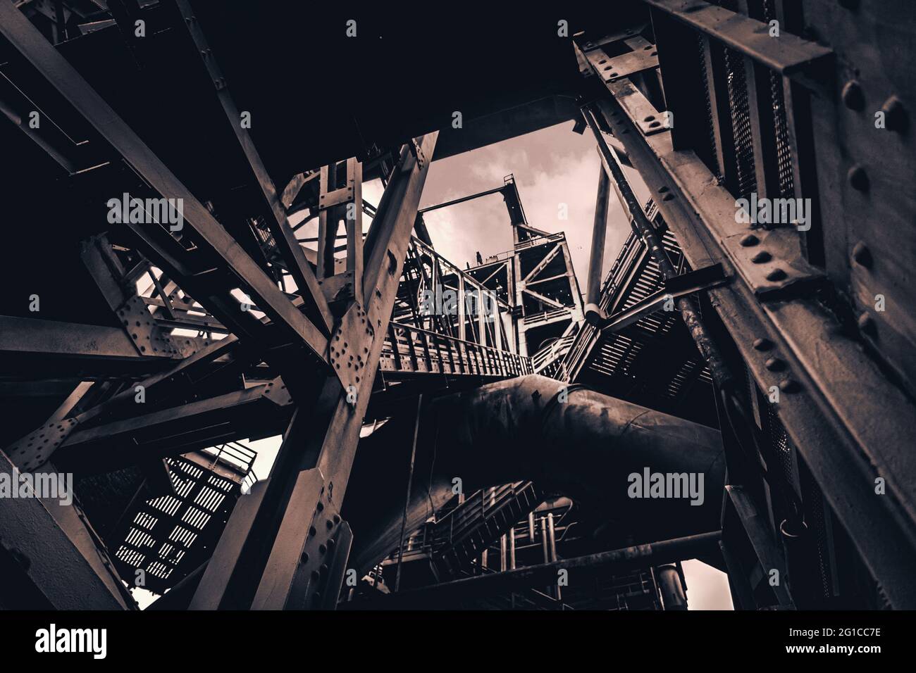 Zeche Zollverein und Landschaftspark Duisburg Nord aus Froschperspektive fotografiert. Stahlrahmentunnel als Monster aus Eisen und Stahl. Stockfoto