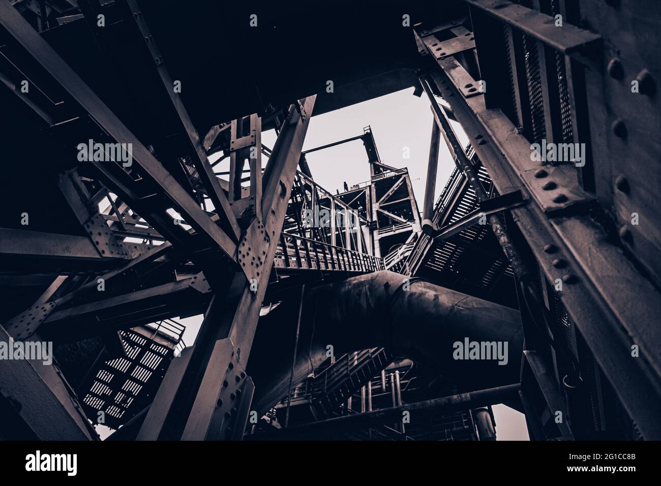 Zeche Zollverein und Landschaftspark Duisburg Nord aus Froschperspektive fotografiert. Stahlrahmentunnel als Monster aus Eisen und Stahl. Stockfoto