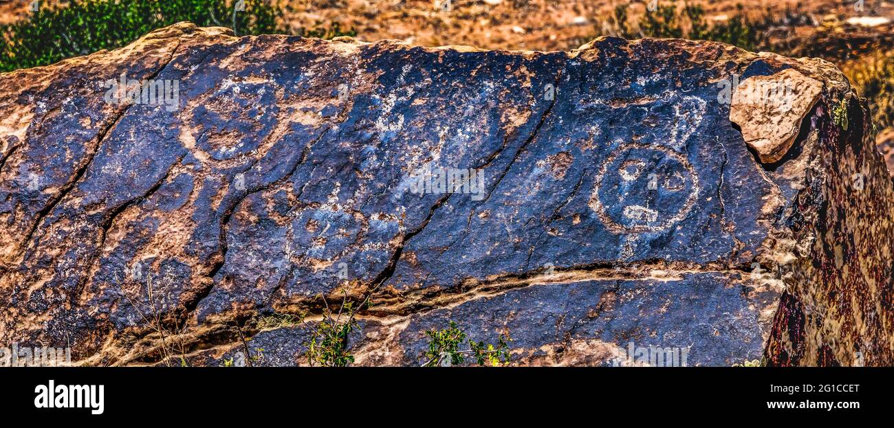 Indische Petroglyphen Puerco Pueblo Petrified Forest National Park Arizona. Uralte Symbole, die von Indianern auf Felsen zerkratzt wurden Stockfoto