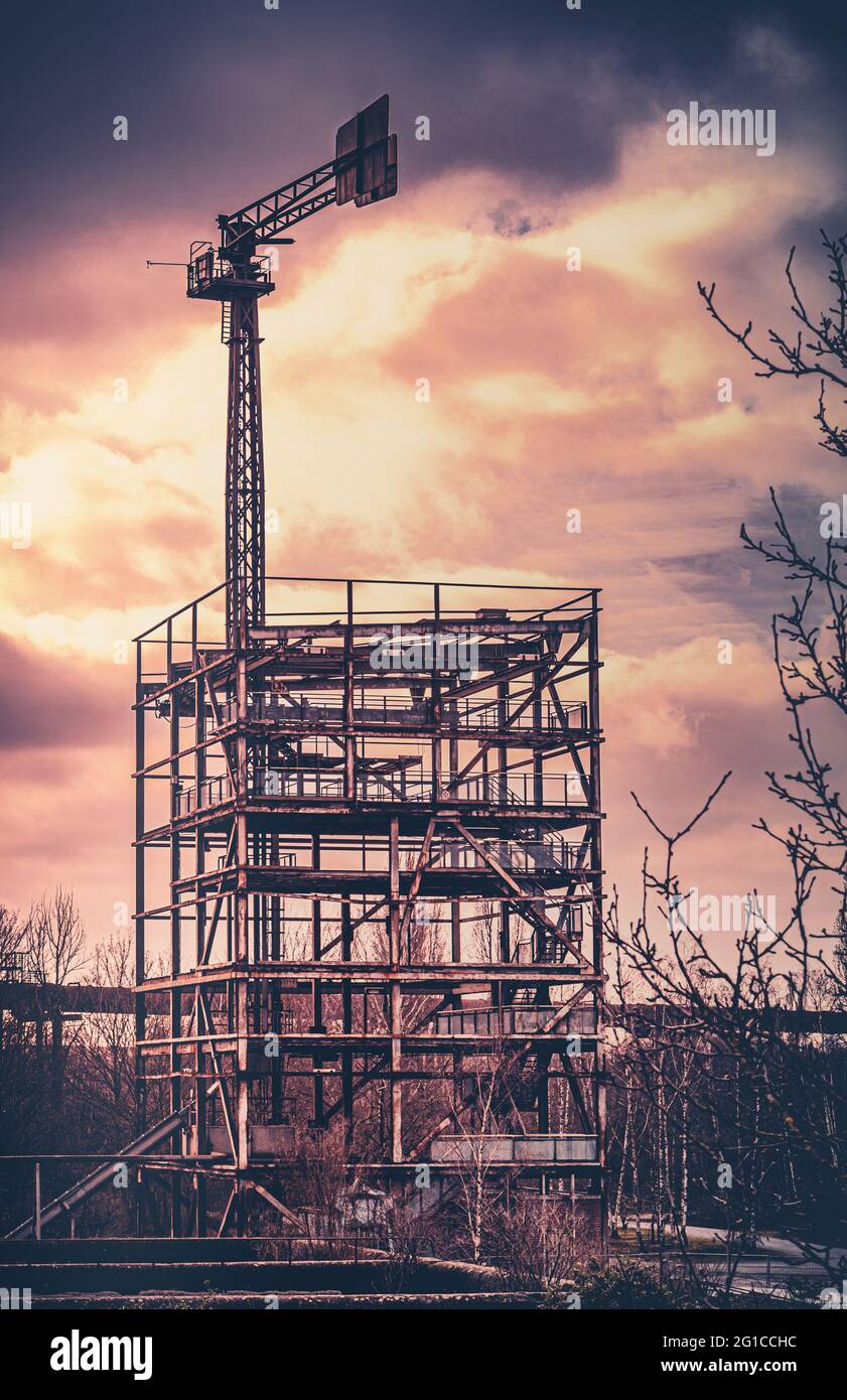 Treppe zum Himmel. Im Herzen der Industriekultur am Stahlgüst im Landschaftspark Duisburg Nord. Stahlwerk, Zeche, Gerüst und Hüttenwerk im Ruhrpott Stockfoto