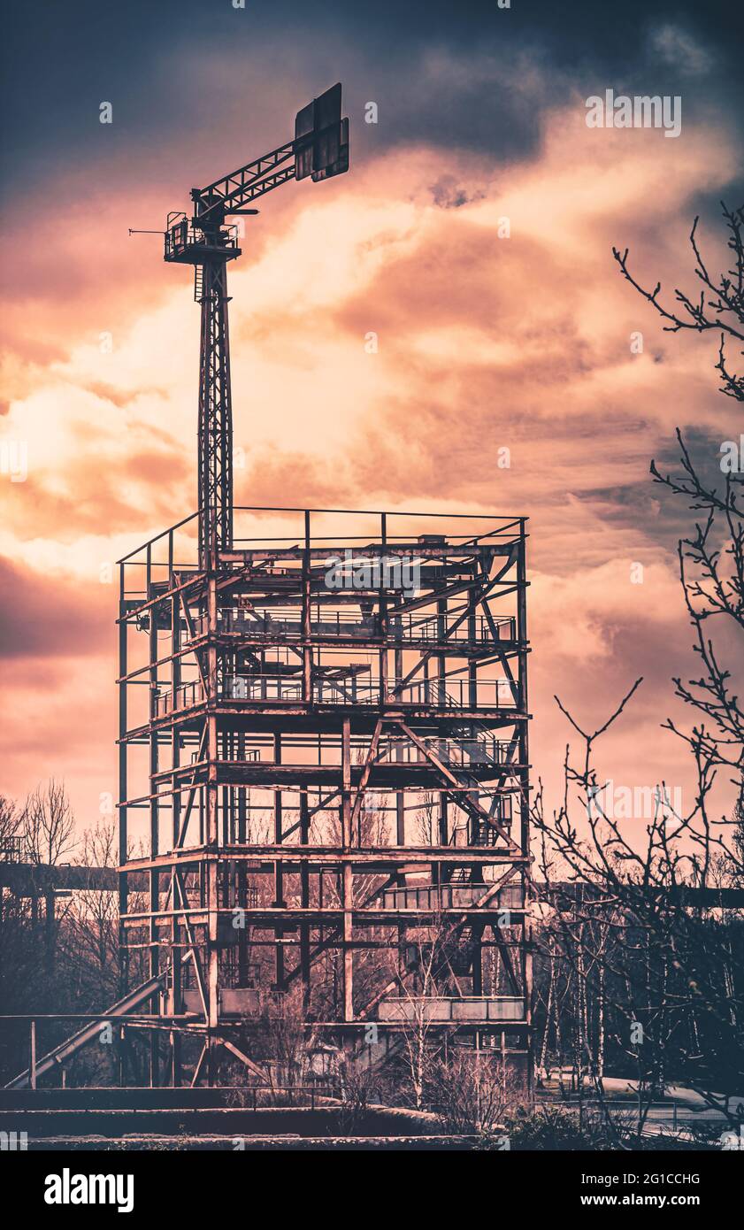 Treppe zum Himmel. Im Herzen der Industriekultur am Stahlgüst im Landschaftspark Duisburg Nord. Stahlwerk, Zeche, Gerüst und Hüttenwerk im Ruhrpott Stockfoto