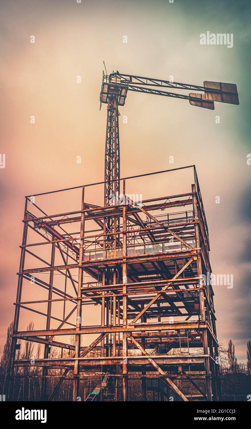 Treppe zum Himmel. Im Herzen der Industriekultur am Stahlgüst im Landschaftspark Duisburg Nord. Stahlwerk, Zeche, Gerüst und Hüttenwerk im Ruhrpott Stockfoto