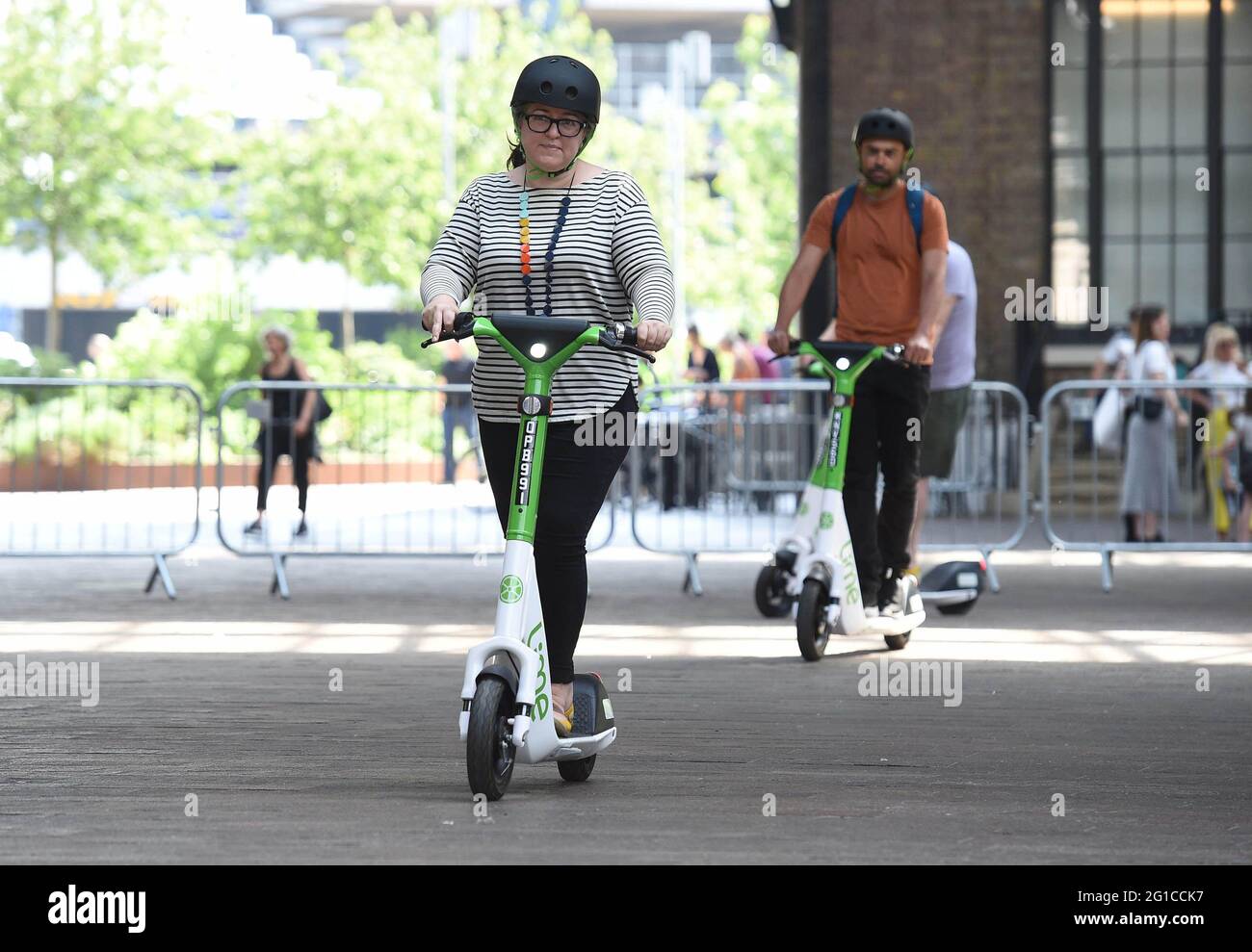 REDAKTIONELLE VERWENDUNG NUR Fahrer nutzen einen Elektroroller, da Lime ein einjähriges Testverfahren in Zusammenarbeit mit TfL ankündigt, bei dem 200 seiner neuesten Gen4-E-Scooter in ganz London über die App für Mikromobilitätsbetreiber gemietet werden können. Ausgabedatum: Montag, 7. Juni 2021. Stockfoto