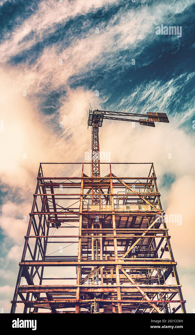 Treppe zum Himmel. Im Herzen der Industriekultur am Stahlgüst im Landschaftspark Duisburg Nord. Stahlwerk, Zeche, Gerüst und Hüttenwerk im Ruhrpott Stockfoto