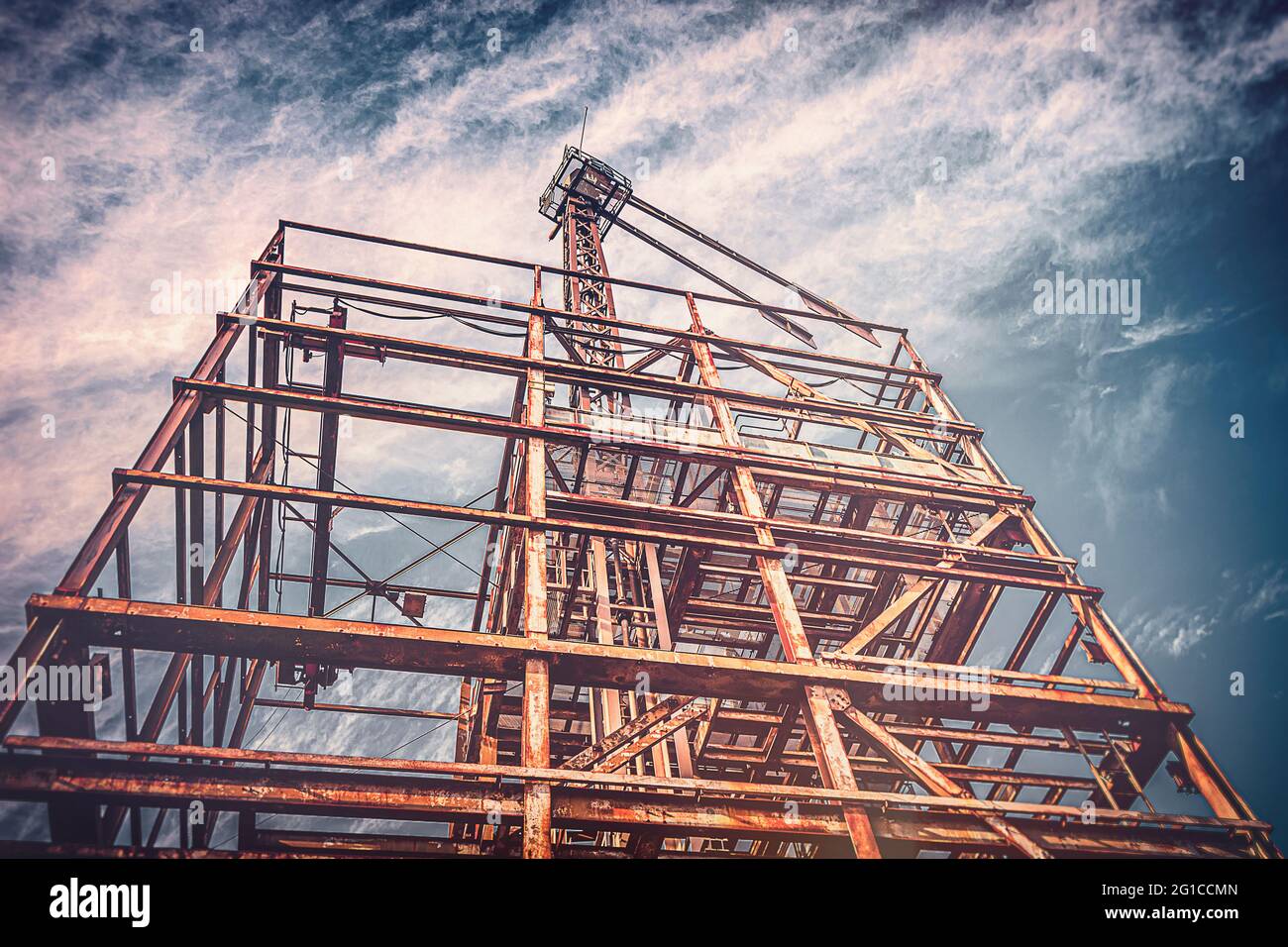 Treppe zum Himmel. Im Herzen der Industriekultur am Stahlgüst im Landschaftspark Duisburg Nord. Stahlwerk, Zeche, Gerüst und Hüttenwerk im Ruhrpott Stockfoto