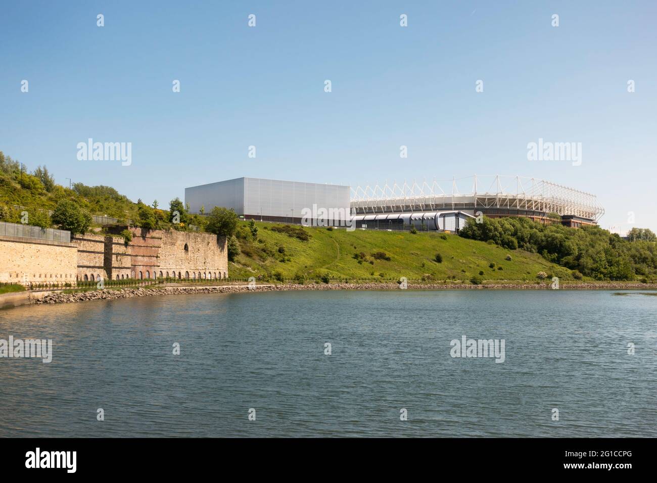 Der Leuchtfeuer, das Aquatic Center und das Stadion des Lichts vom Fluss Wear aus gesehen, Sunderland, England, Großbritannien Stockfoto