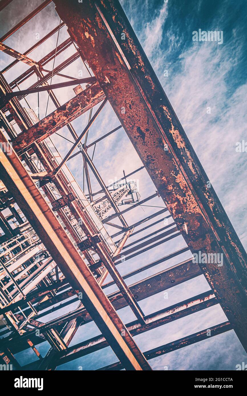 Treppe zum Himmel. Im Herzen der Industriekultur am Stahlgüst im Landschaftspark Duisburg Nord. Stahlwerk, Zeche, Gerüst und Hüttenwerk im Ruhrpott Stockfoto