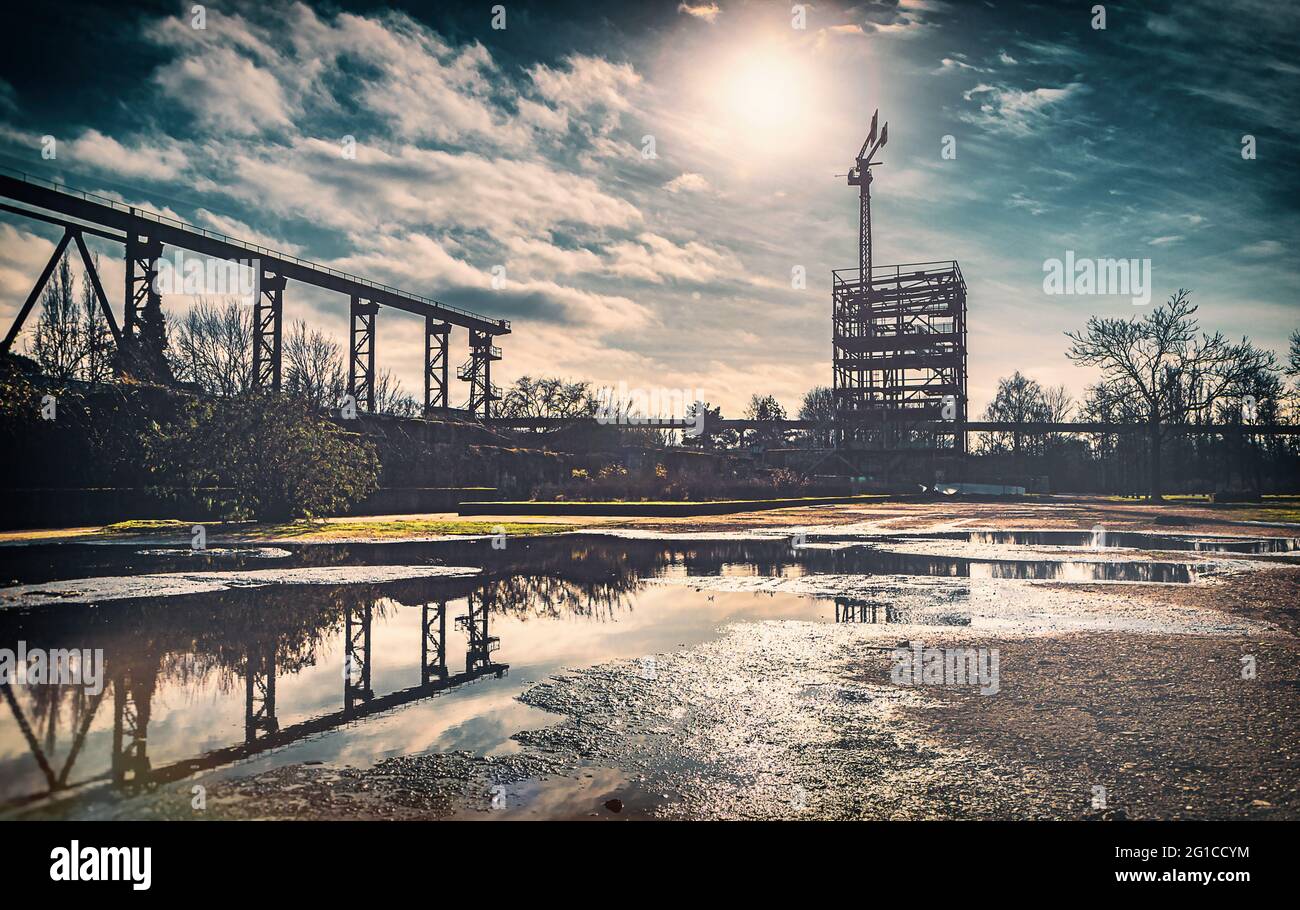 Sonnige Apokalypse im Landschaftspark Duisburg Nord - Stahlwerk, Zeche, Hochofen und Schmelzwerk in der stimmungsvollen Abendsonne. Stockfoto