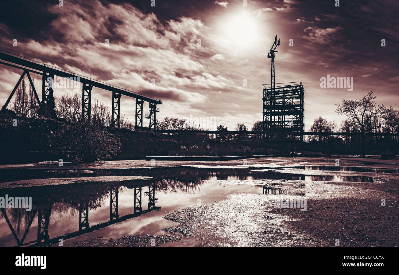 Sonnige Apokalypse im Landschaftspark Duisburg Nord - Stahlwerk, Zeche, Hochofen und Schmelzwerk in der stimmungsvollen Abendsonne. Stockfoto