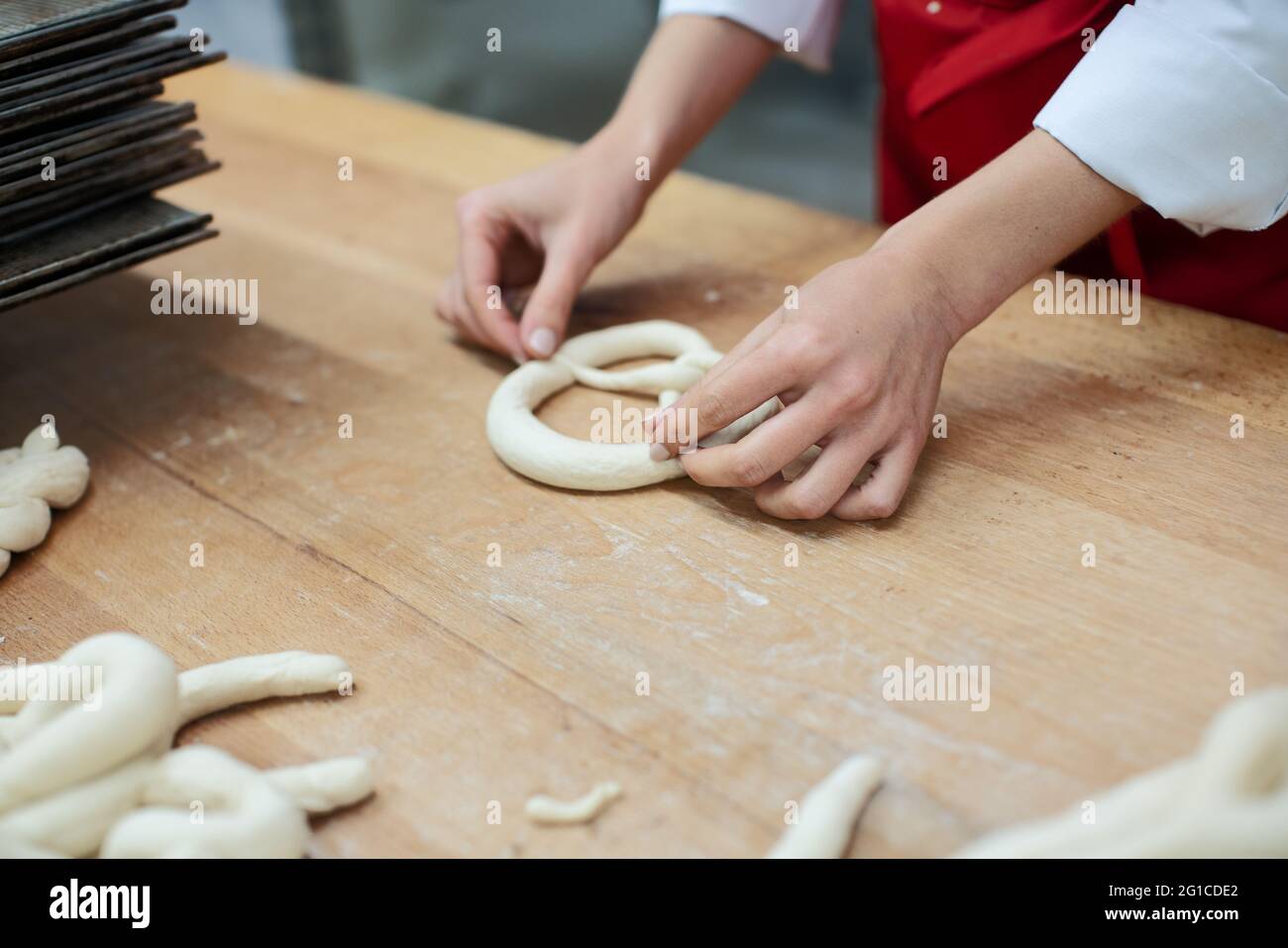 Bäcker bilden Brezeln aus Teig Stockfoto