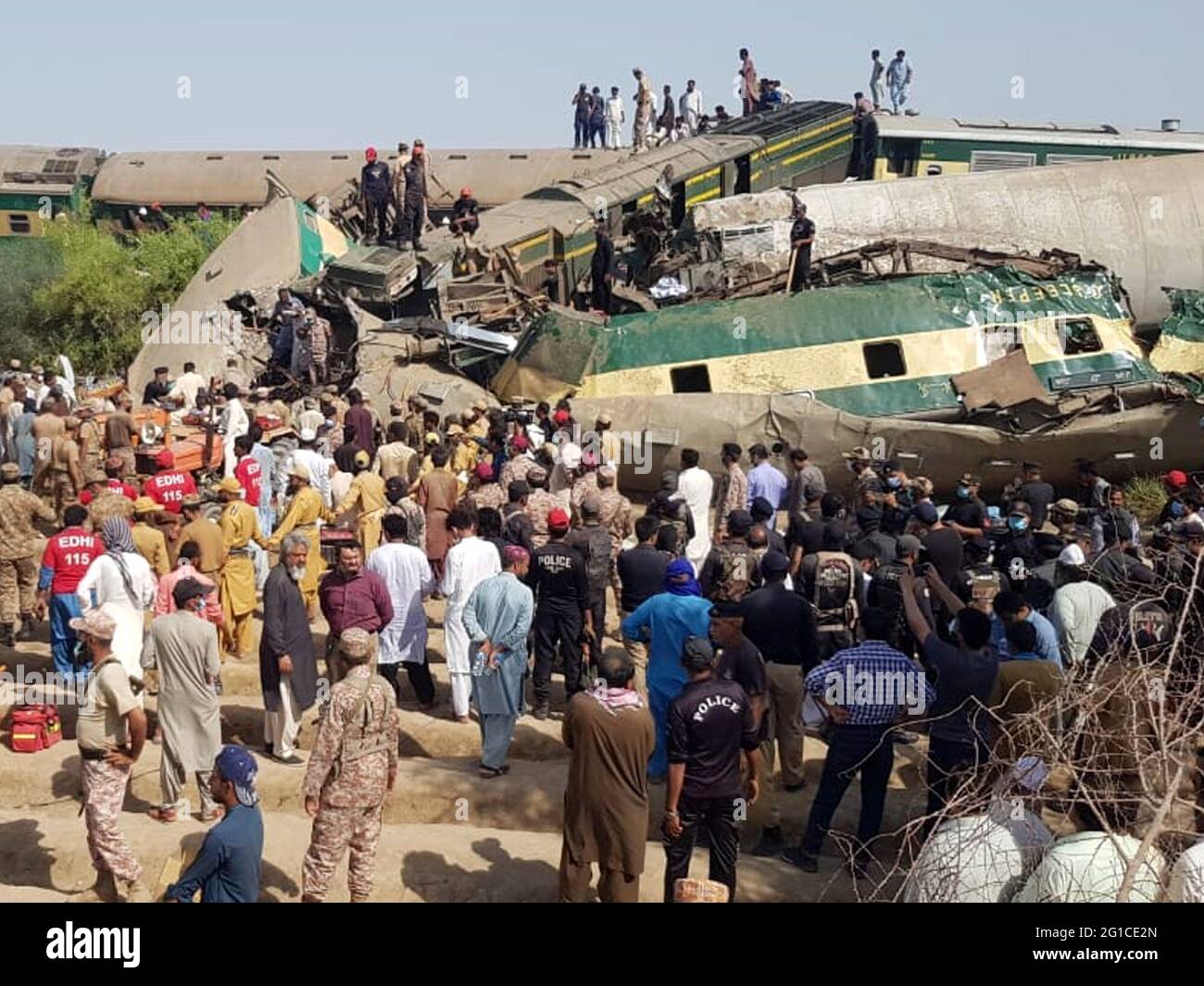 Ghotki. Juni 2021. Das Foto, das mit dem Mobiltelefon aufgenommen wurde, zeigt, wie sich Menschen am 7. Juni 2021 am Kollisionsort des Zuges im Bezirk Ghotki in der südlichen Provinz Sindh in Pakistan versammelten. Die Zahl der Todesopfer durch einen Frontalzusammenstoß zwischen zwei Personenzügen in der südlichen Provinz Sindh in Pakistan ist am Montagmorgen auf 36 gestiegen, wobei mehr als 50 weitere verletzt wurden, sagten lokale Medien und Beamte. Quelle: Str/Xinhua/Alamy Live News Stockfoto
