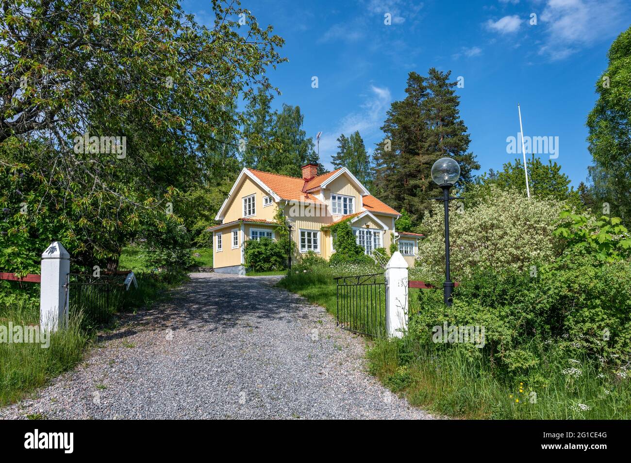 Gelbes Haus in der Landschaft von Södermanland während des Sommers in Schweden Stockfoto