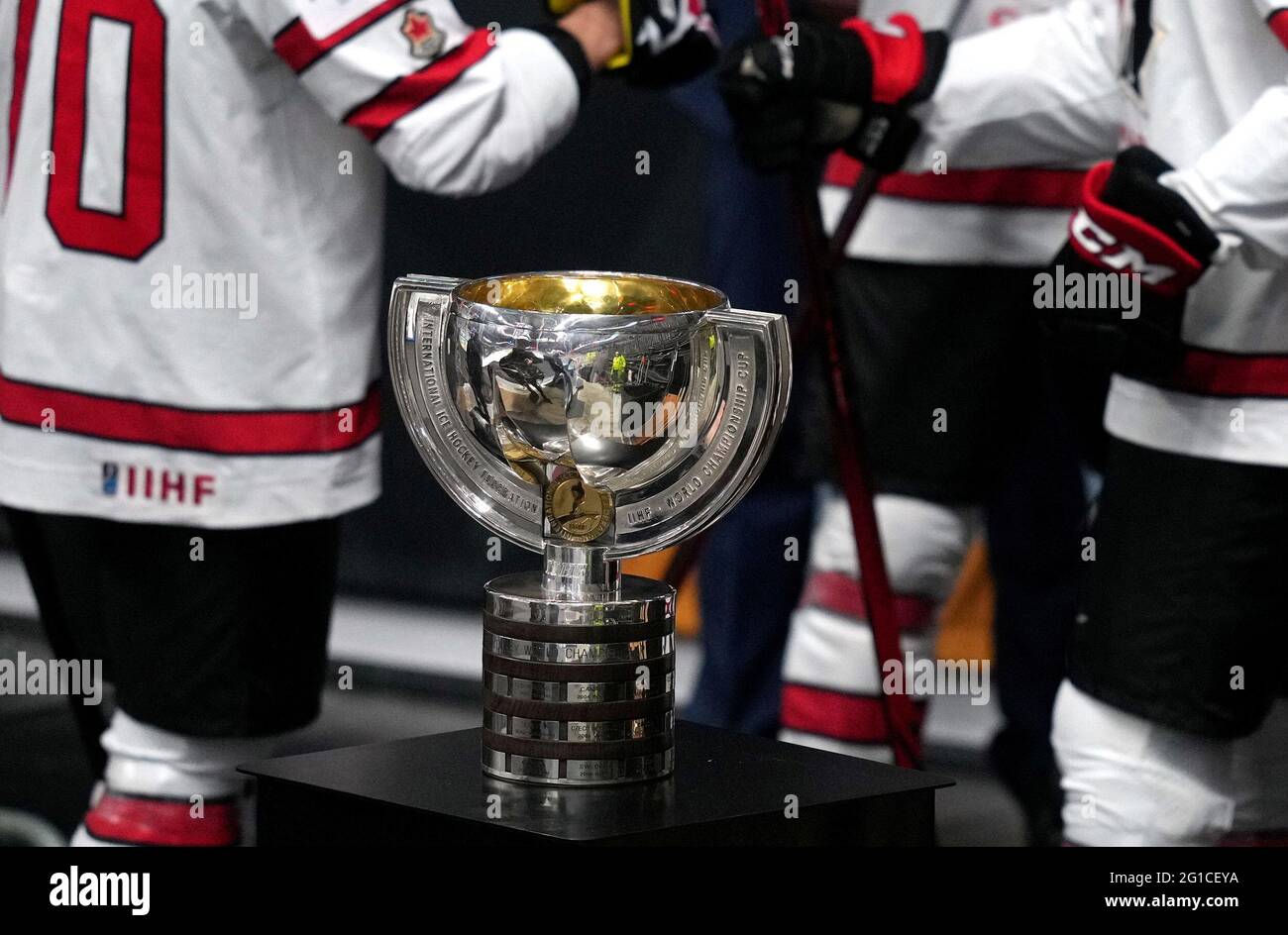 Riga, Lettland. Juni 2021. Der IIHF Champions Cup wird während des Goldmedaillenspiels zwischen Kanada und Finnland bei der Eishockey-Weltmeisterschaft 2021 in Riga, Lettland, am 6. Juni 2021, ausgestellt. Quelle: Edijs Palens/Xinhua/Alamy Live News Stockfoto