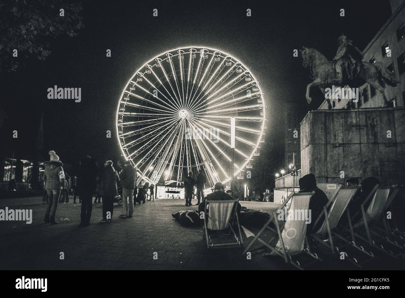 Essen City bei Nacht im Tunnel. Surreale Schwarzweiß-Schwarzweißaufnahme. Riesenrad und Mondlicht. Mondkrater Surreal Stockfoto