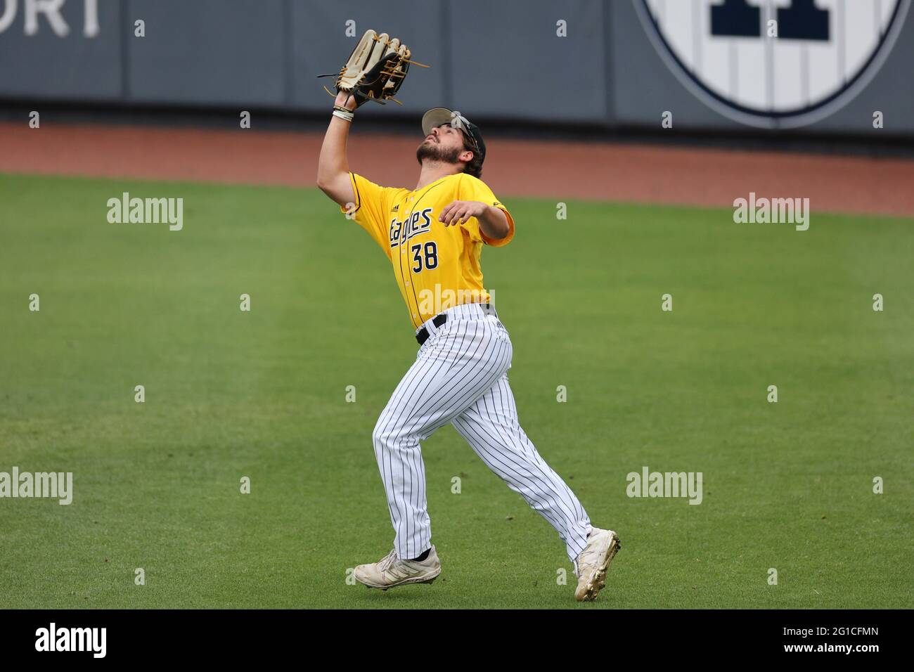 Oxford, MS, USA. Juni 2021. Southern Miss Outfielder Reece Ewing (38) fängt einen Fliegenball während eines NCAA Regional Baseballspiels zwischen Southern Miss und Florida State im Swayze Field in Oxford, MS. Bobby McDuffie/CSM/Alamy Live News Stockfoto