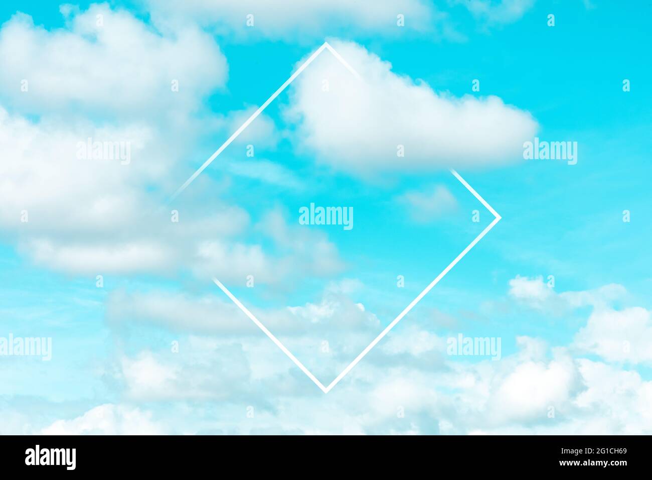 Luftiges Design mit blauem Himmel und weißen Wolken, mit einem Rhombus-Rahmen mit einem Platz für Text Stockfoto