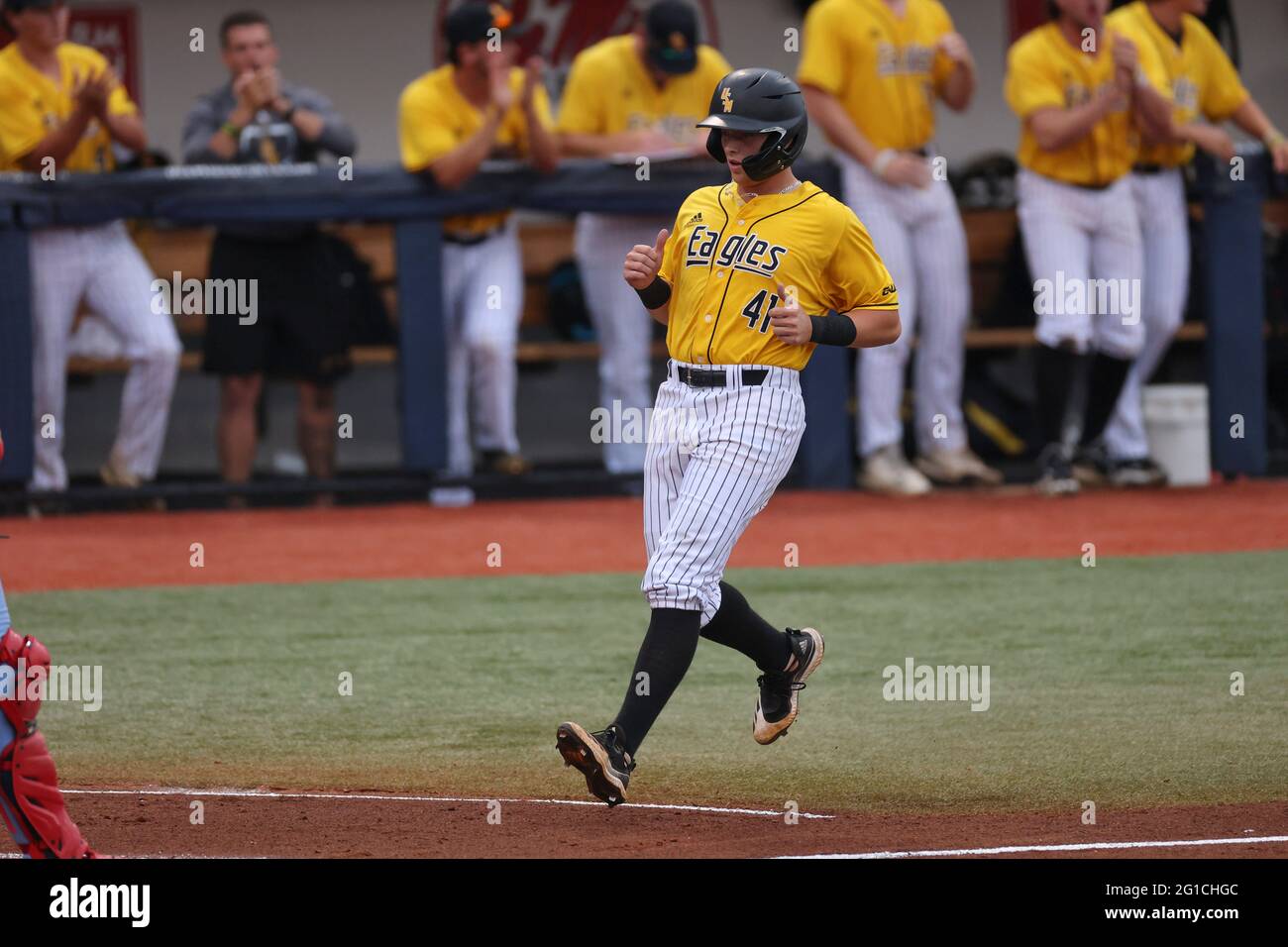 Oxford, MS, USA. Juni 2021. Der Southern Miss Utility Christopher Sargent (41) punktet bei einem Doppelschlag von Infeldspieler Danny Lynch (26) während eines NCAA Regional Baseballspiels zwischen Ole Miss und Southern Miss im Swayze Field in Oxford, MS. Bobby McDuffie/CSM/Alamy Live News Stockfoto