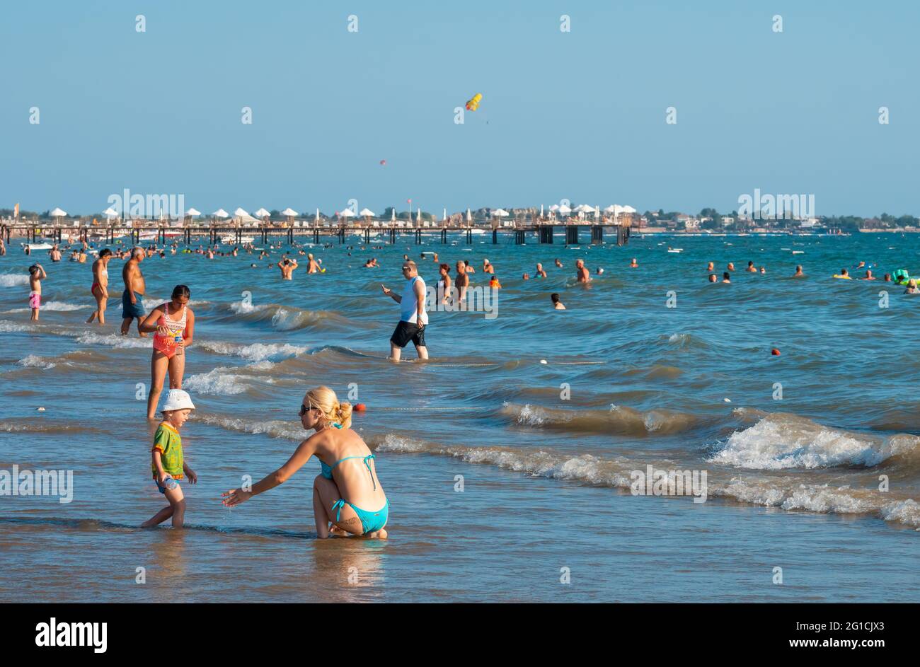 Antalya, Türkei-7. September 2017: Strandgänger schwimmen oder andere Aktivitäten im Meer am Sommernachmittag. Beliebte Stadt für Russen, Ukrainer. Stockfoto