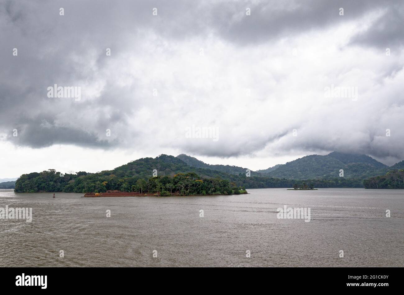 Segeln zum Gatun See, Panama Kanal, Panama, Mittelamerika - tropischer Regenwald in Panama Stockfoto
