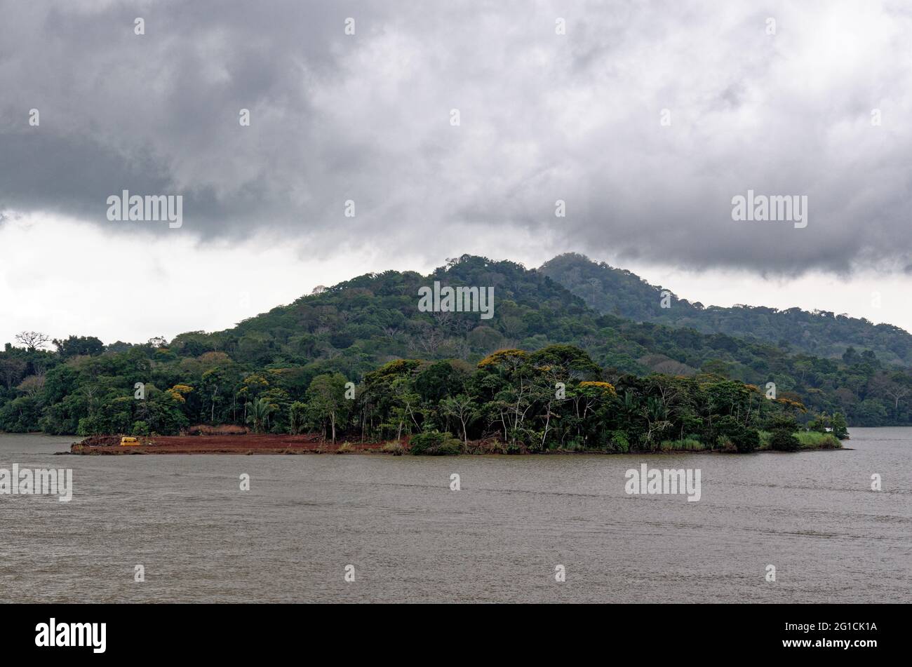 Segeln zum Gatun See, Panama Kanal, Panama, Mittelamerika - tropischer Regenwald in Panama Stockfoto