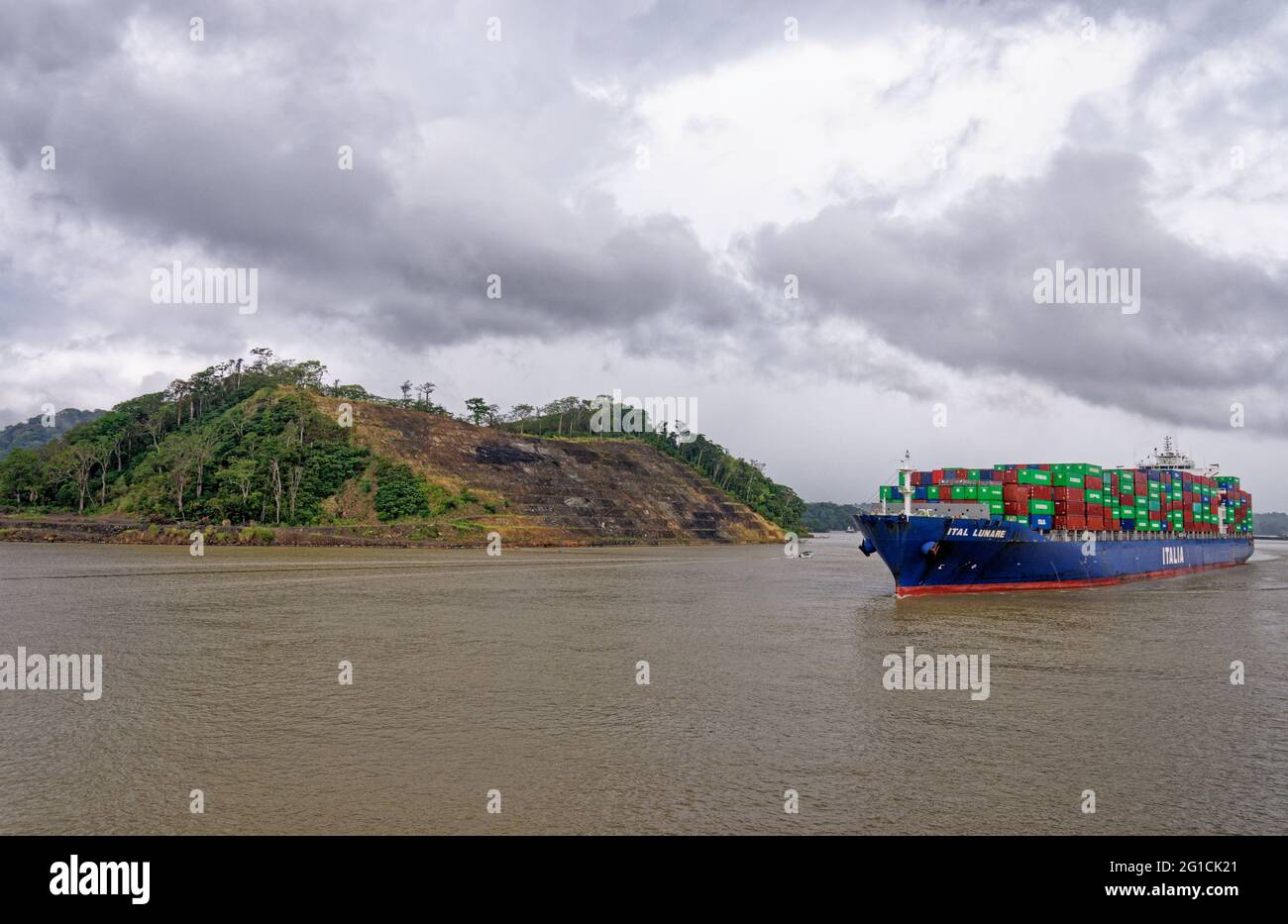 Ein großes Containerschiff Ital Lunare, das durch den Gatun-See des Panamakanals - Gatun-See, Panama-Kanal, Panama, Mittelamerika - 25. Januar fährt Stockfoto