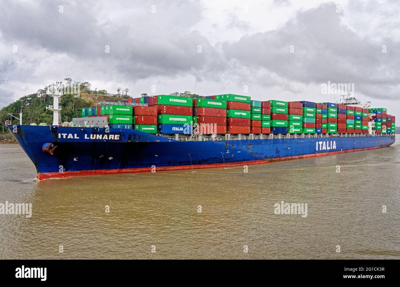 Ein großes Containerschiff Ital Lunare, das durch den Gatun-See des Panamakanals - Gatun-See, Panama-Kanal, Panama, Mittelamerika - 25. Januar fährt Stockfoto