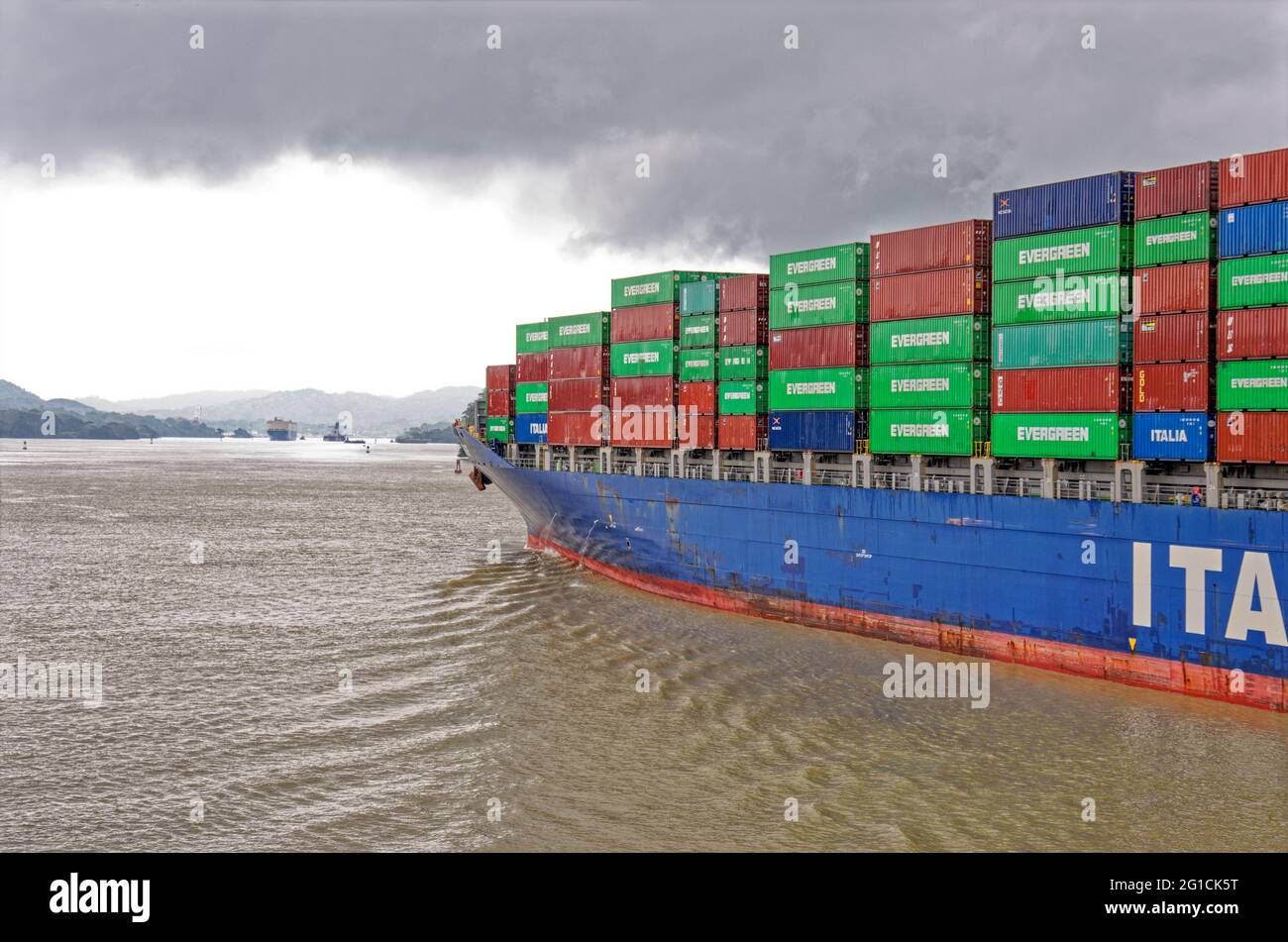 Ein großes Containerschiff Ital Lunare, das durch den Gatun-See des Panamakanals - Gatun-See, Panama-Kanal, Panama, Mittelamerika - 25. Januar fährt Stockfoto