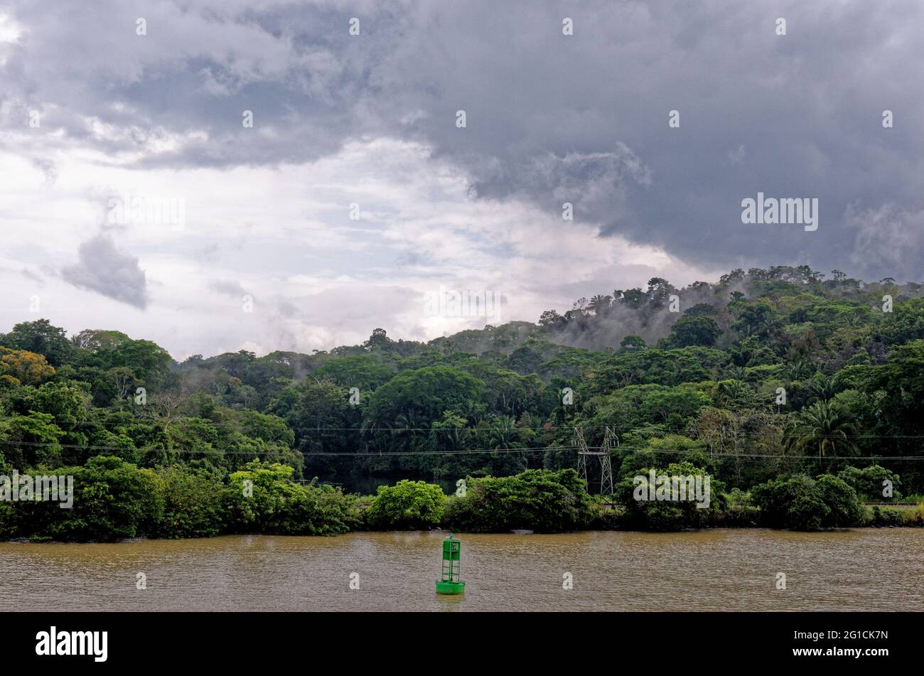 Segeln zum Gatun See, Panama Kanal, Panama, Mittelamerika - tropischer Regenwald in Panama Stockfoto