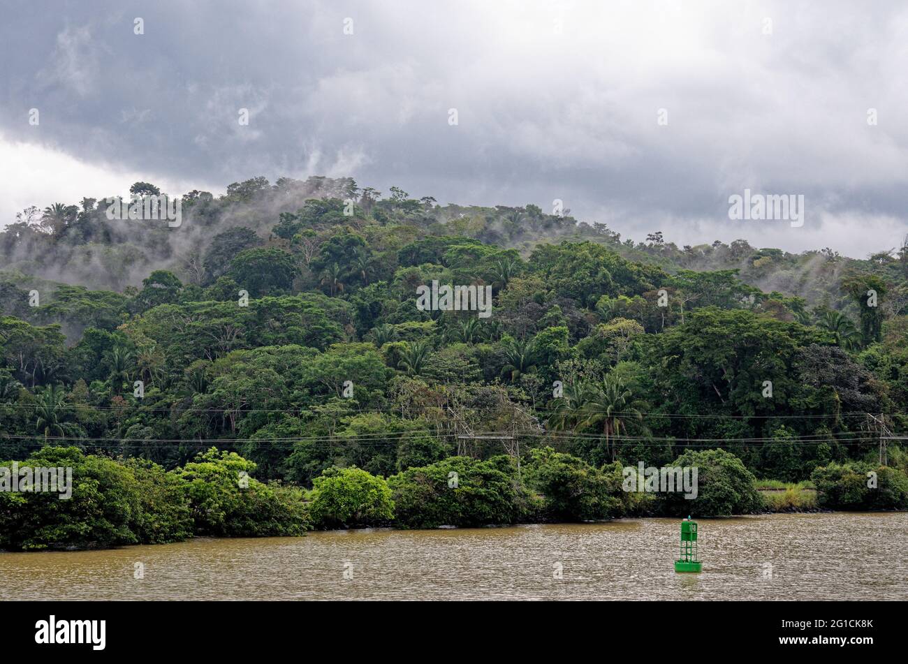Segeln zum Gatun See, Panama Kanal, Panama, Mittelamerika - tropischer Regenwald in Panama Stockfoto