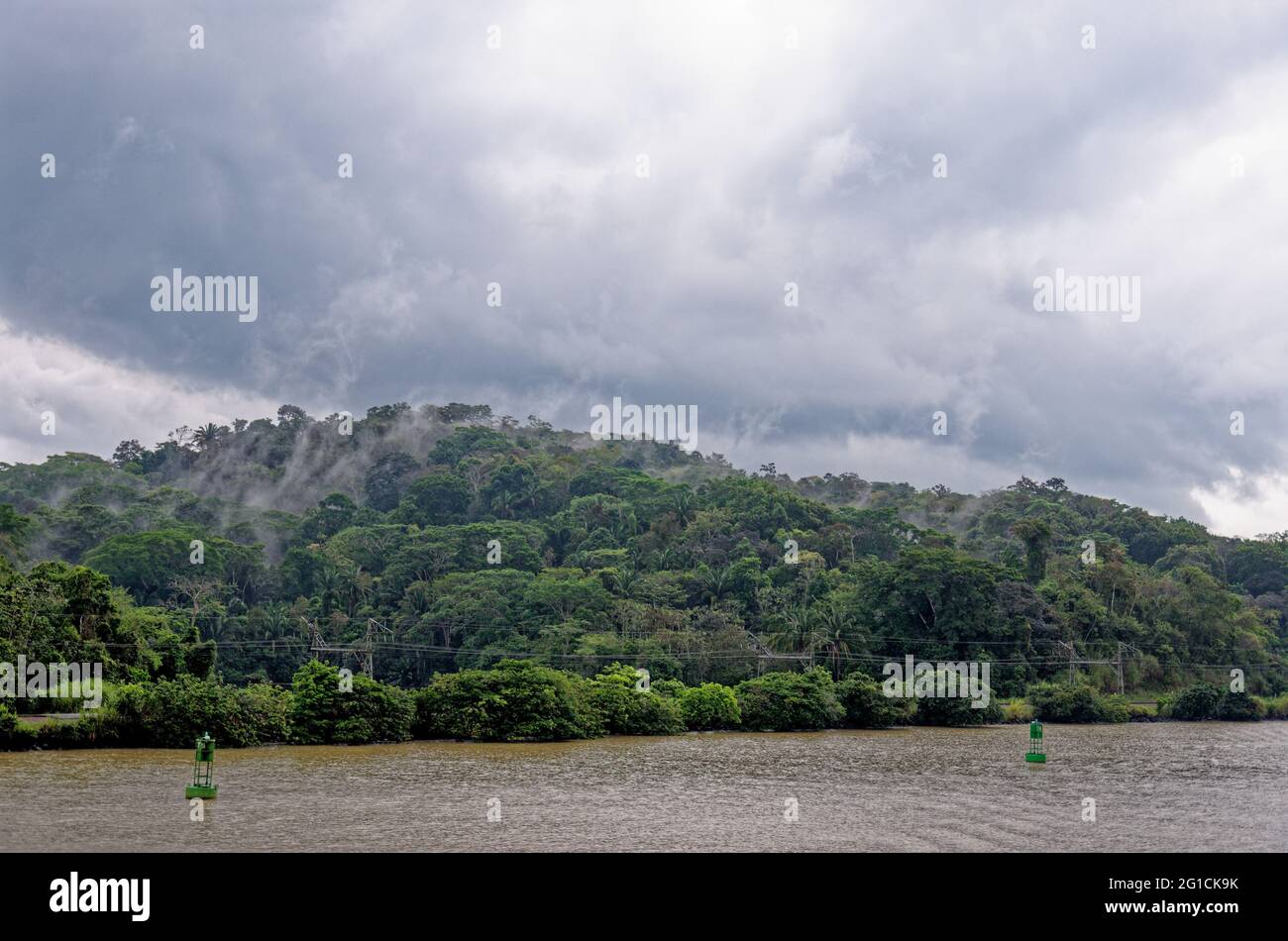 Segeln zum Gatun See, Panama Kanal, Panama, Mittelamerika - tropischer Regenwald in Panama Stockfoto