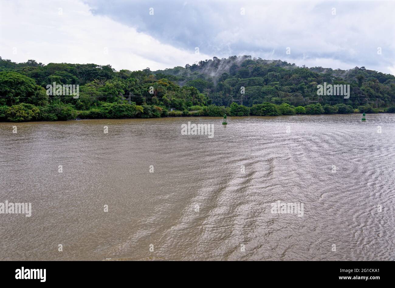 Segeln zum Gatun See, Panama Kanal, Panama, Mittelamerika - tropischer Regenwald in Panama Stockfoto