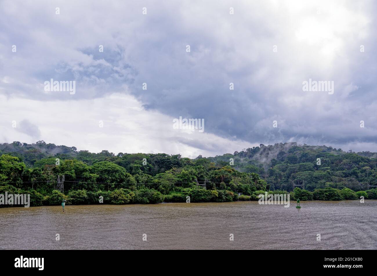Segeln zum Gatun See, Panama Kanal, Panama, Mittelamerika - tropischer Regenwald in Panama Stockfoto