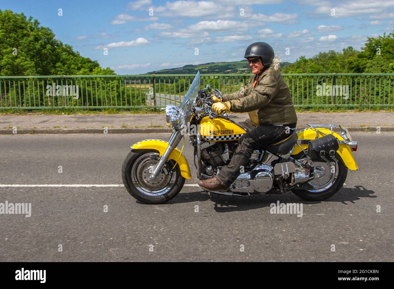 2006 gelbes Harley Davidson FLSTF Fatboy Kraftstoffeinspritzung 1450 cc Cruiser Motorrad, Motorradfahrer; zweirädrigen Transport, Motorräder, Fahrzeug, Straßen, Motorräder, Motorradfahrer, die in Chorley fahren, Stockfoto