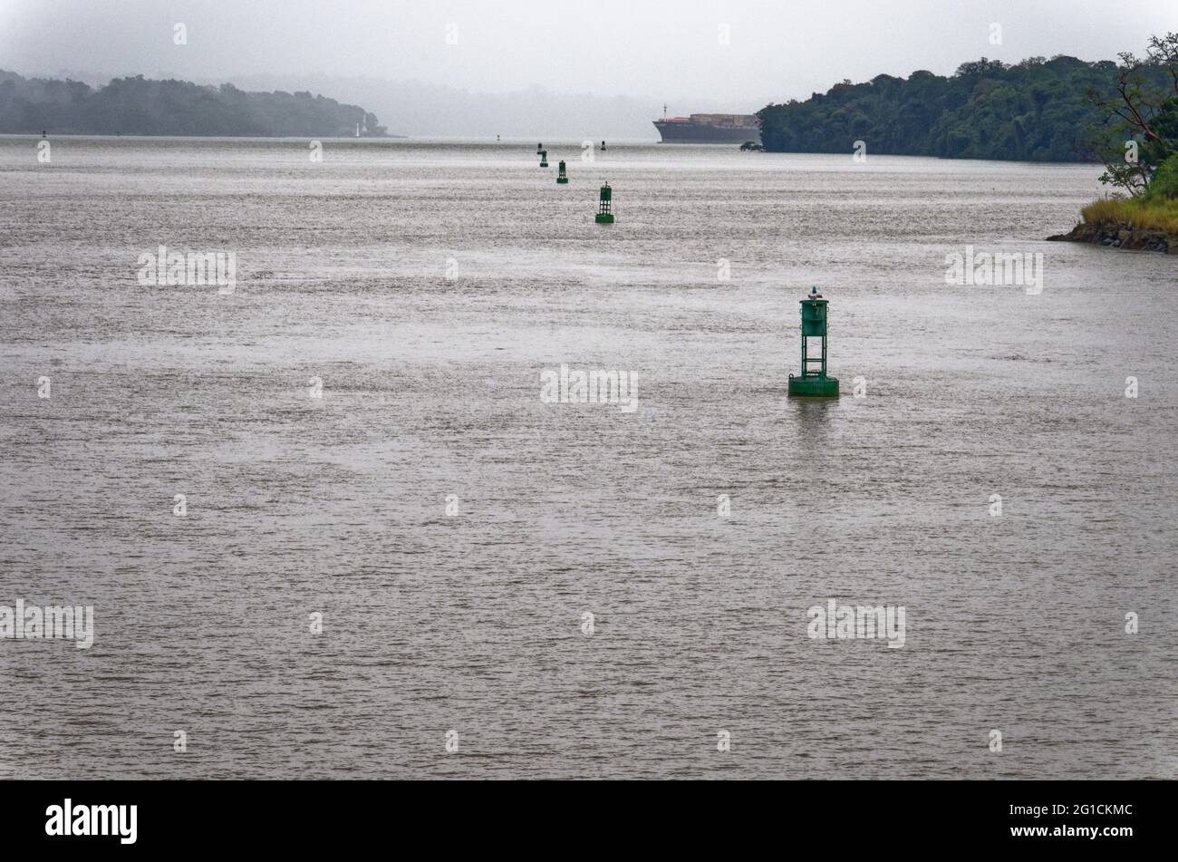 Segeln zum Gatun See, Panama Kanal, Panama, Mittelamerika - tropischer Regenwald in Panama Stockfoto