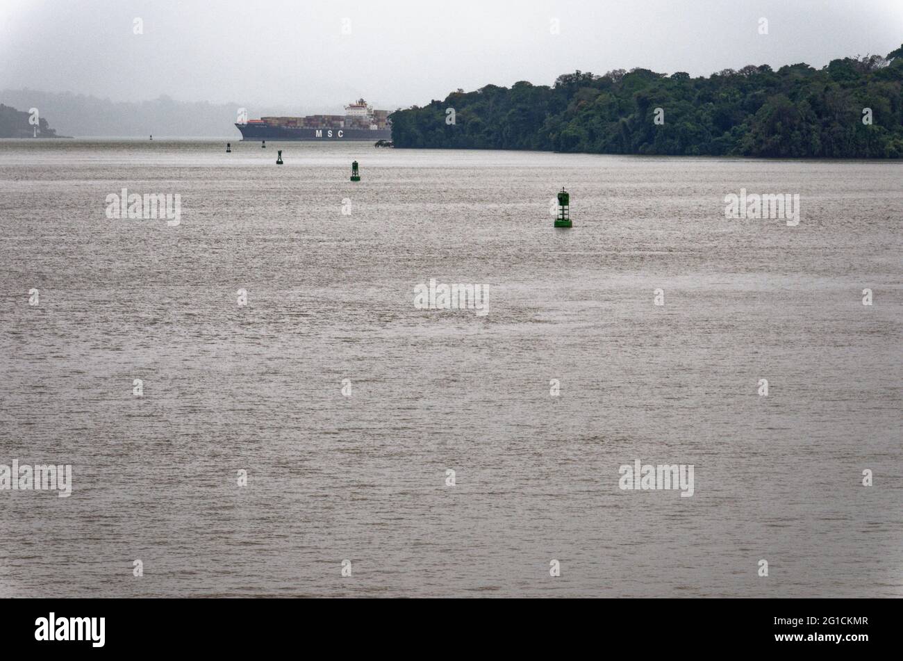 Segeln zum Gatun See, Panama Kanal, Panama, Mittelamerika - tropischer Regenwald in Panama Stockfoto