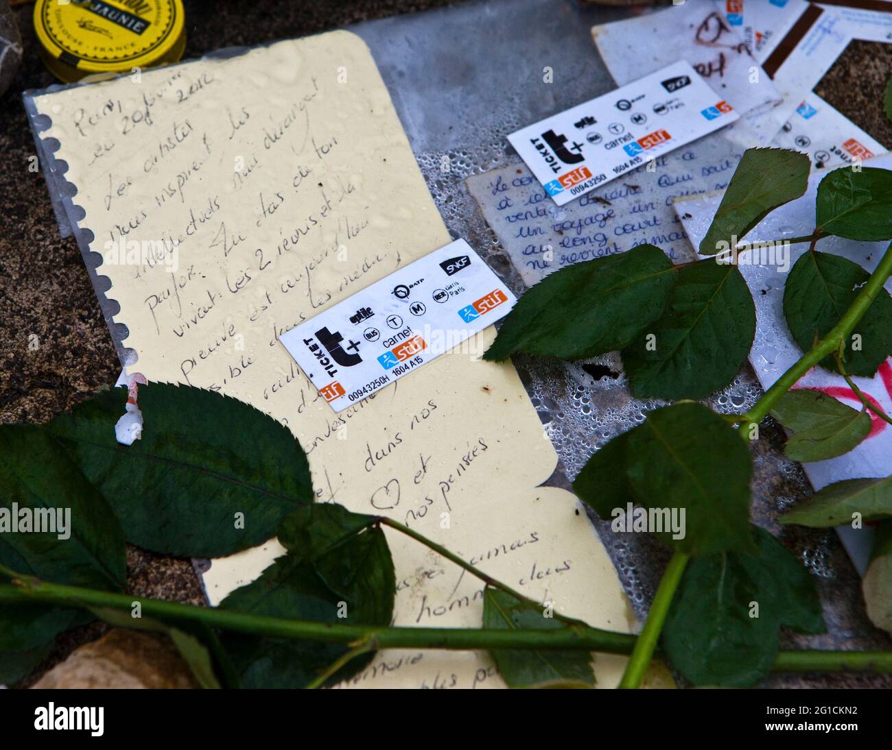 Grab des Dichters und Sängers Serge Gainsbourg, - Fans hinterlassen U-Bahn-Tickets als Referenz zu seinem berühmtesten französischen Lied. Stockfoto