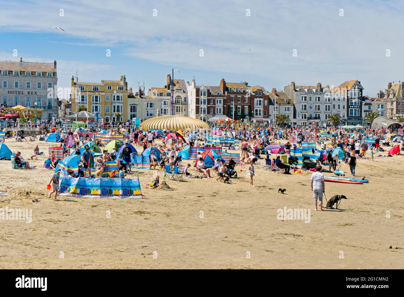 Geschäftiges Bankfest in Weymouth Stockfoto
