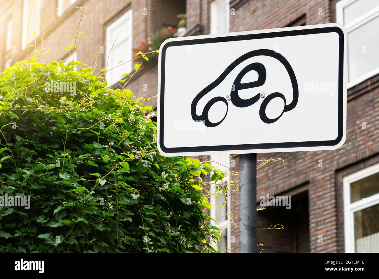 Straßenschild mit Symbol für Elektroautos Stockfoto