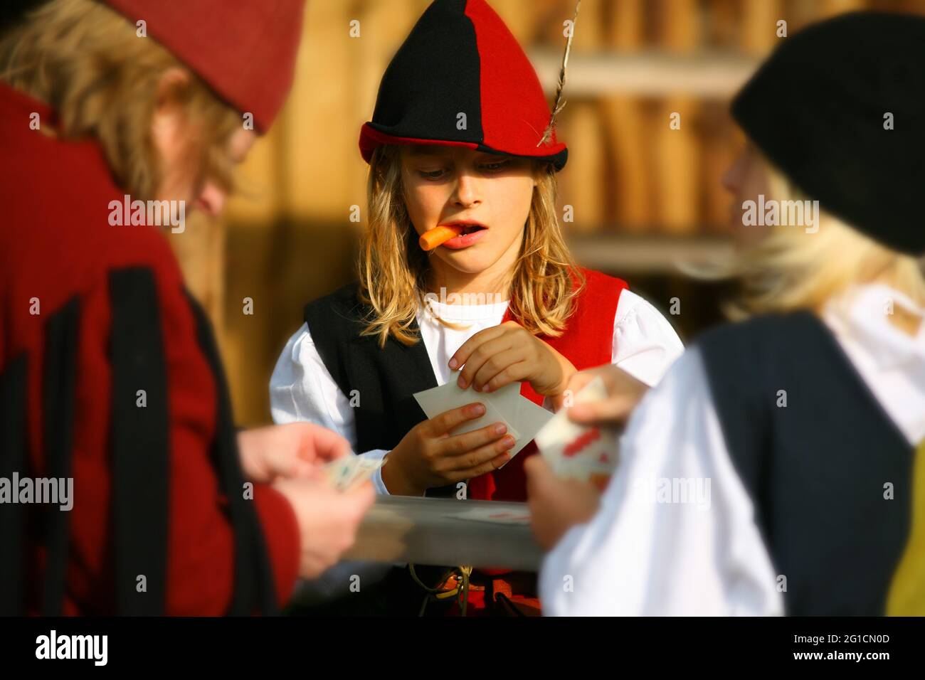 Landshuter Hochzeit oder Landshuter Fürstenhochzeit ist das größte Mittelalterfest Europas! Kinder spielen Karten. Stockfoto