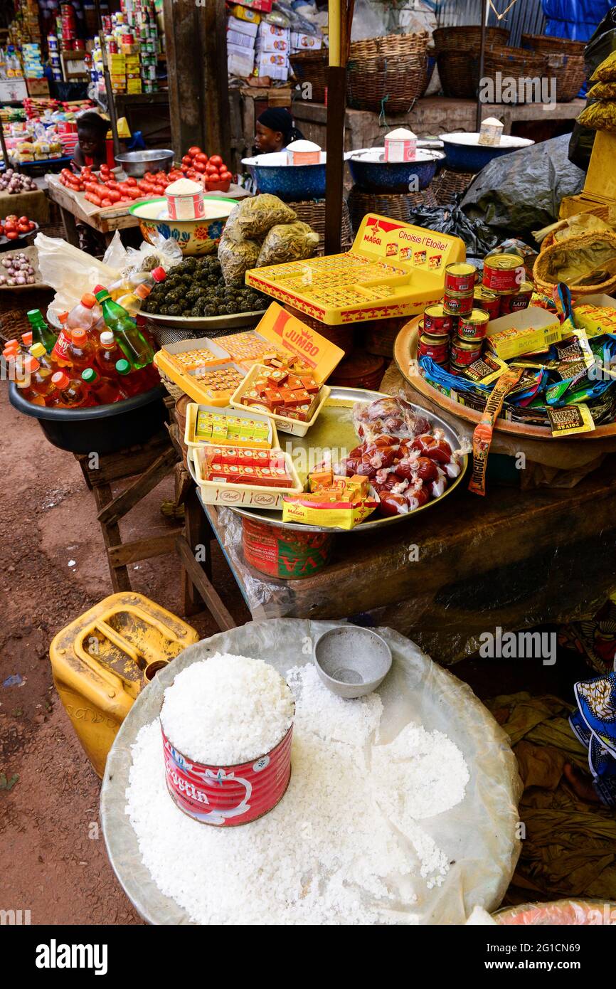 BURKINA FASO, Bobo Dioulasso, Grande MARCHE, Markt, Verkauf des Nestle-Produkts Maggi Bouillon-Würfel, Jumbo-Würfel des spanischen Unternehmens GB Foods und der Marke Laffi aus Konserven von Tomatenmark des chinesischen Unternehmens Yuyao Yijia Food Technology Co. / Grosser Markt, Verkauf von Nestle Brühwürfel Maggi und Jumbo Bruehwürfel der Firma GB Foods und chinesischem Tomatenmark Laffi von Yuyao Yijia Food Technology Co. Stockfoto