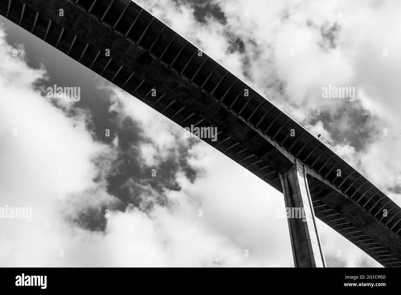 Autobahn, Autobahnbrücke von unten Stockfoto